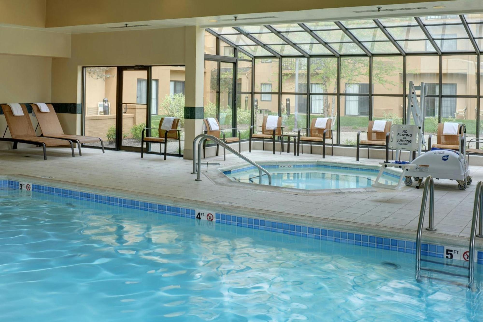 Courtyard By Marriott Indianapolis Airport Hotel Exterior photo