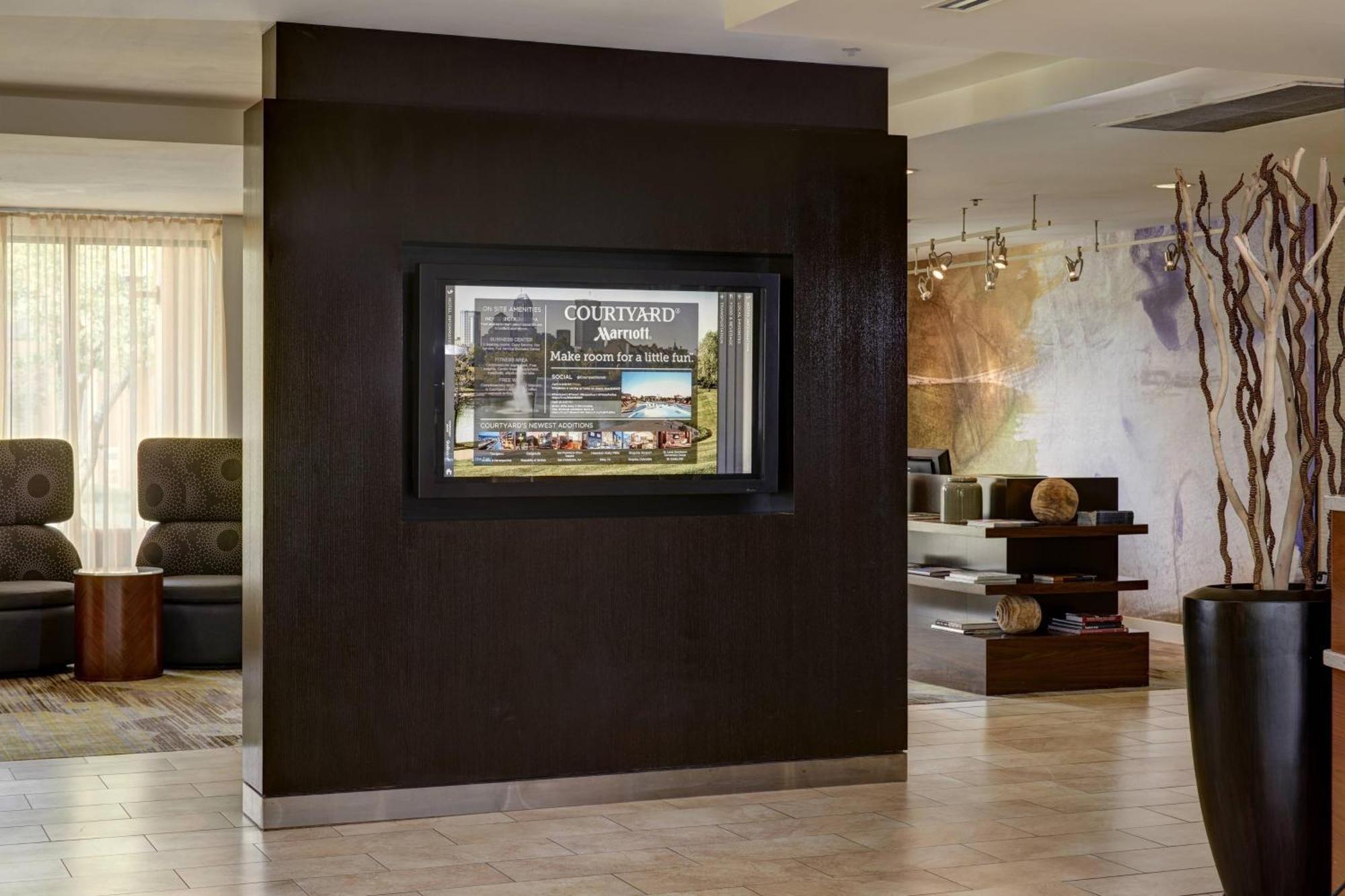 Courtyard By Marriott Indianapolis Airport Hotel Exterior photo