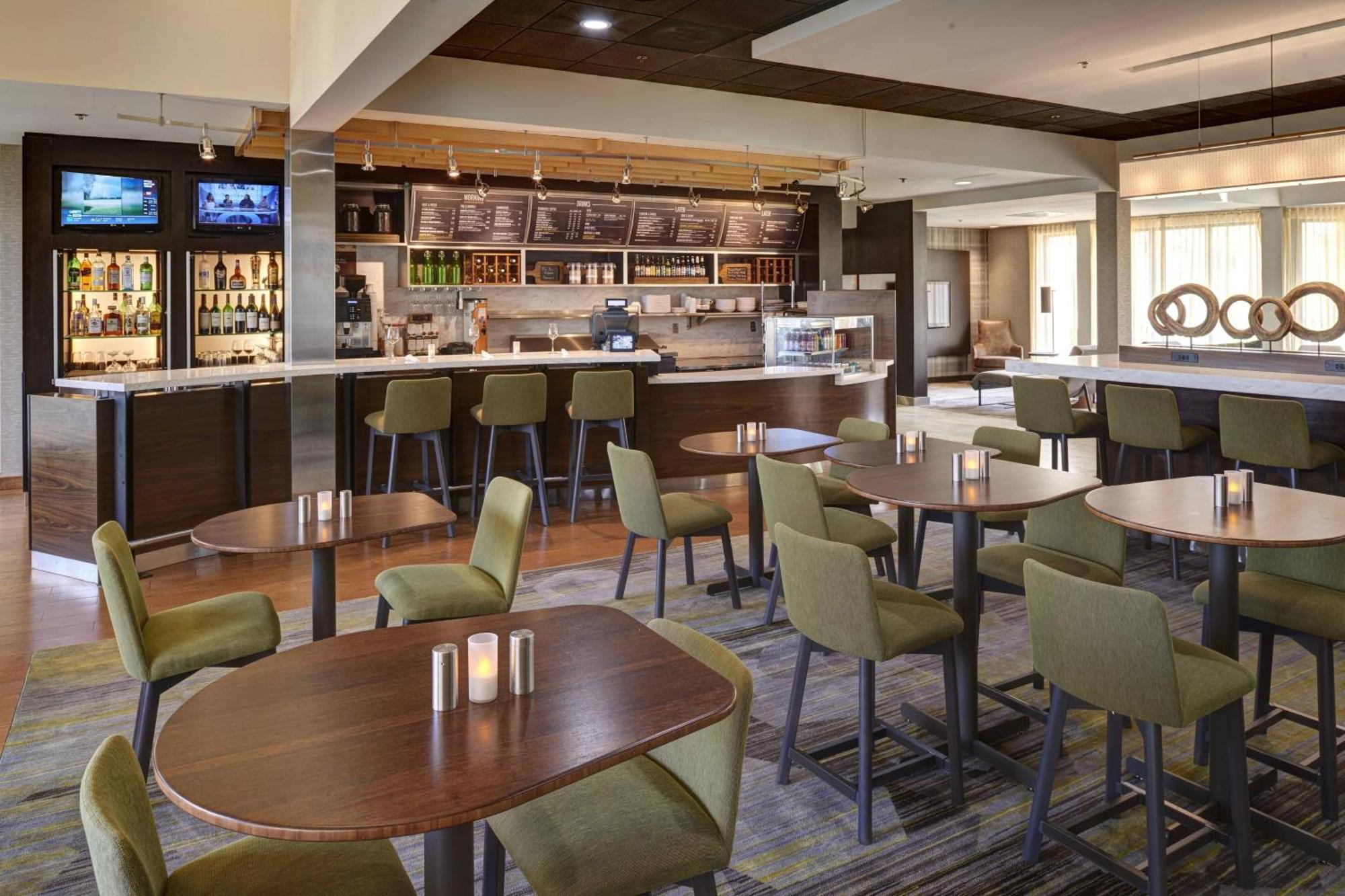 Courtyard By Marriott Indianapolis Airport Hotel Exterior photo