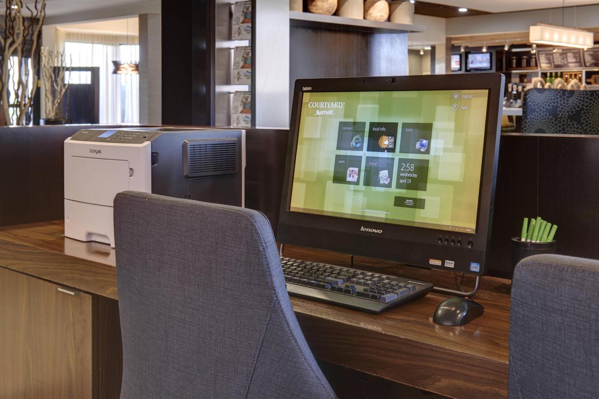 Courtyard By Marriott Indianapolis Airport Hotel Exterior photo
