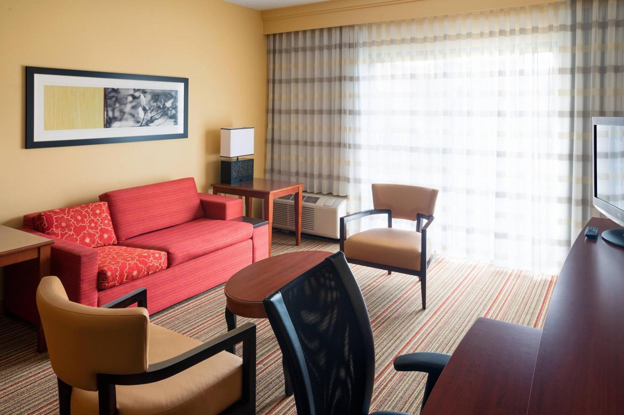 Courtyard By Marriott Indianapolis Airport Hotel Exterior photo