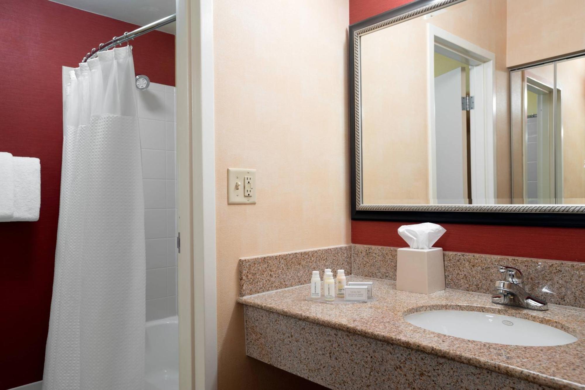 Courtyard By Marriott Indianapolis Airport Hotel Exterior photo