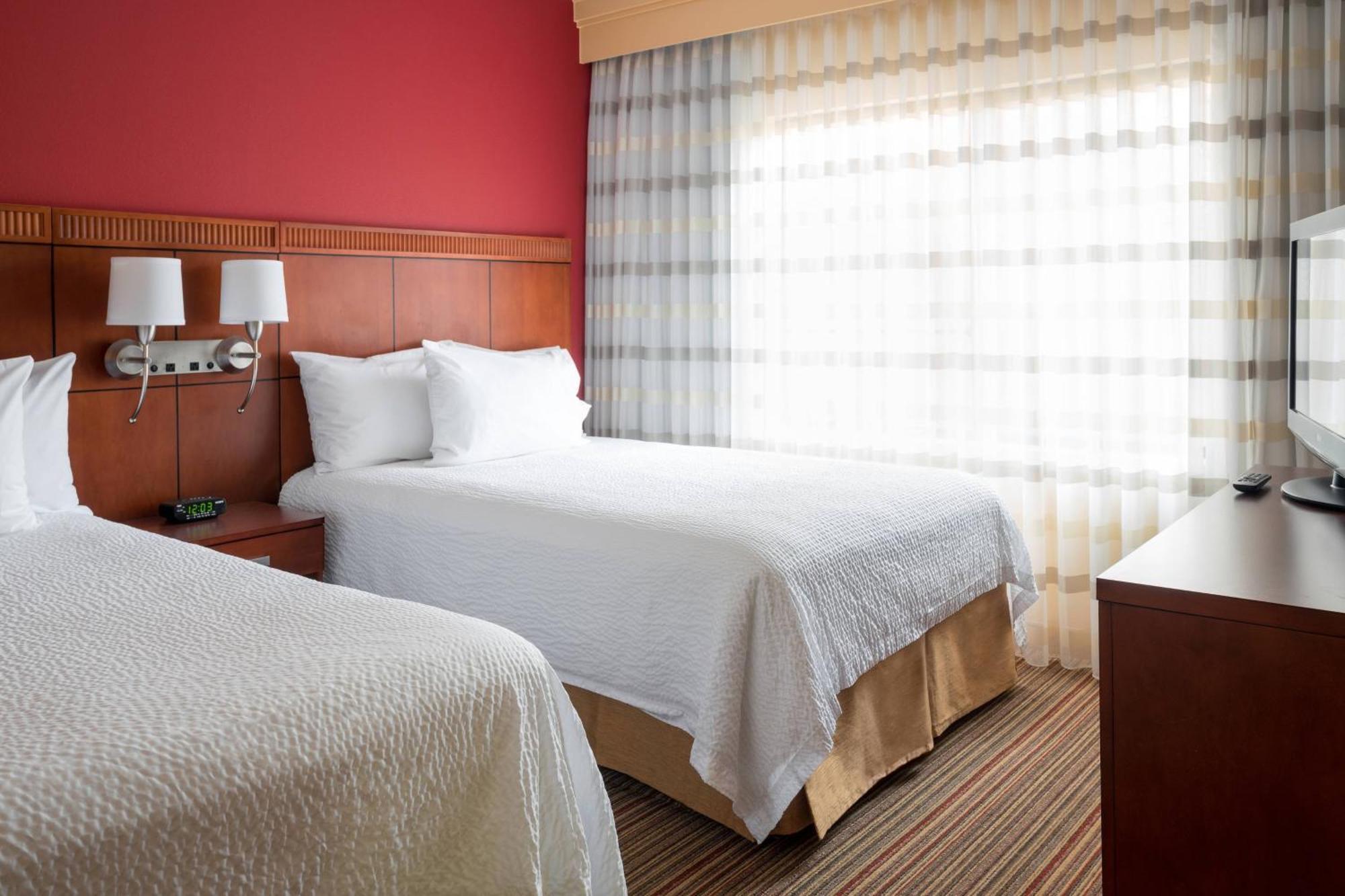 Courtyard By Marriott Indianapolis Airport Hotel Exterior photo
