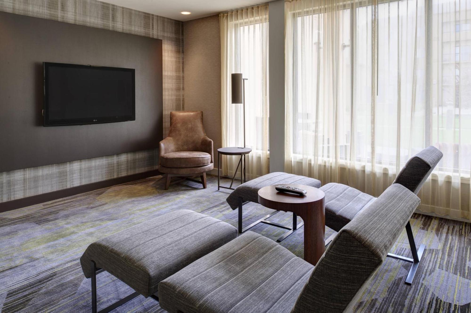 Courtyard By Marriott Indianapolis Airport Hotel Exterior photo