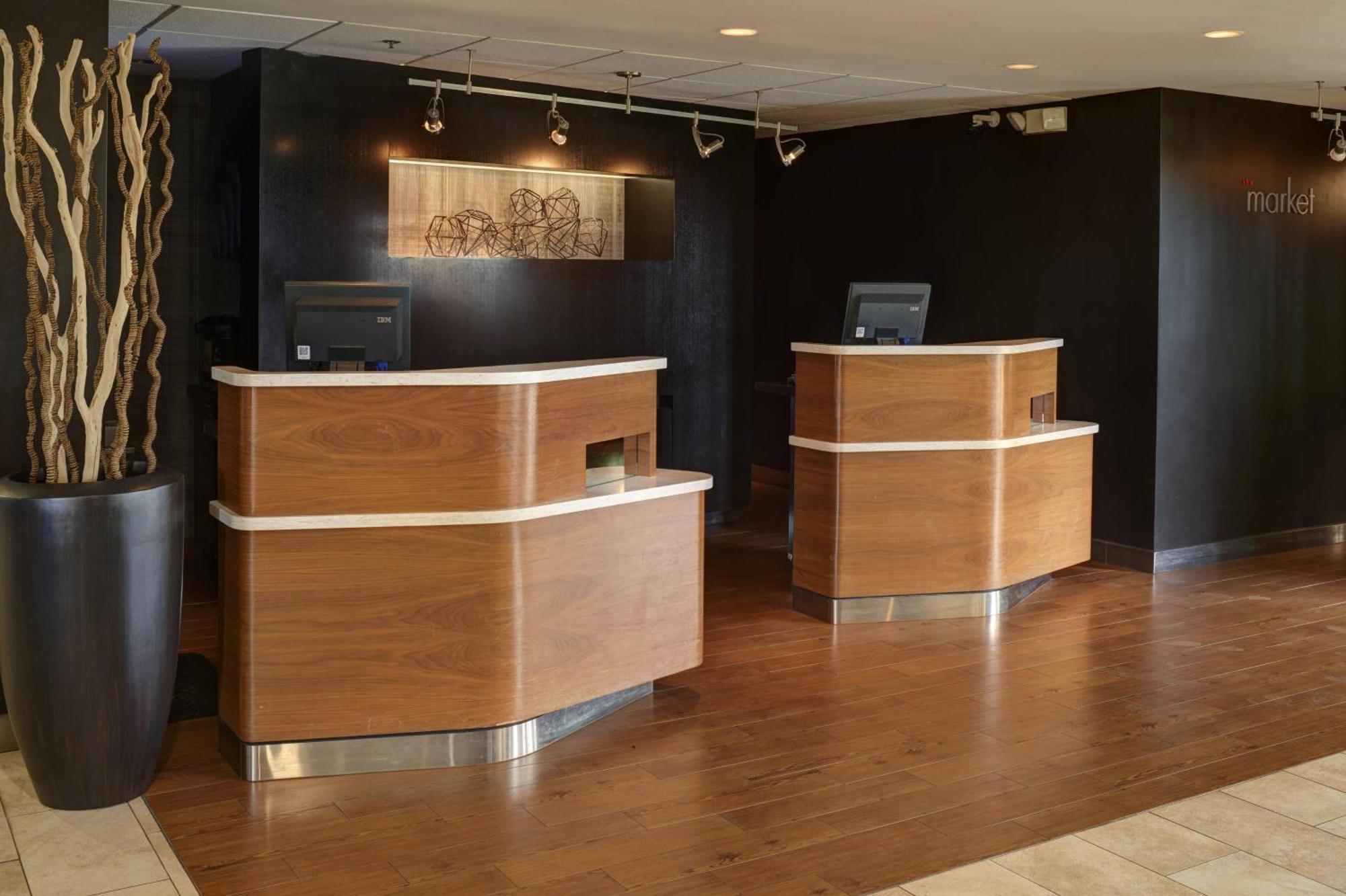 Courtyard By Marriott Indianapolis Airport Hotel Exterior photo