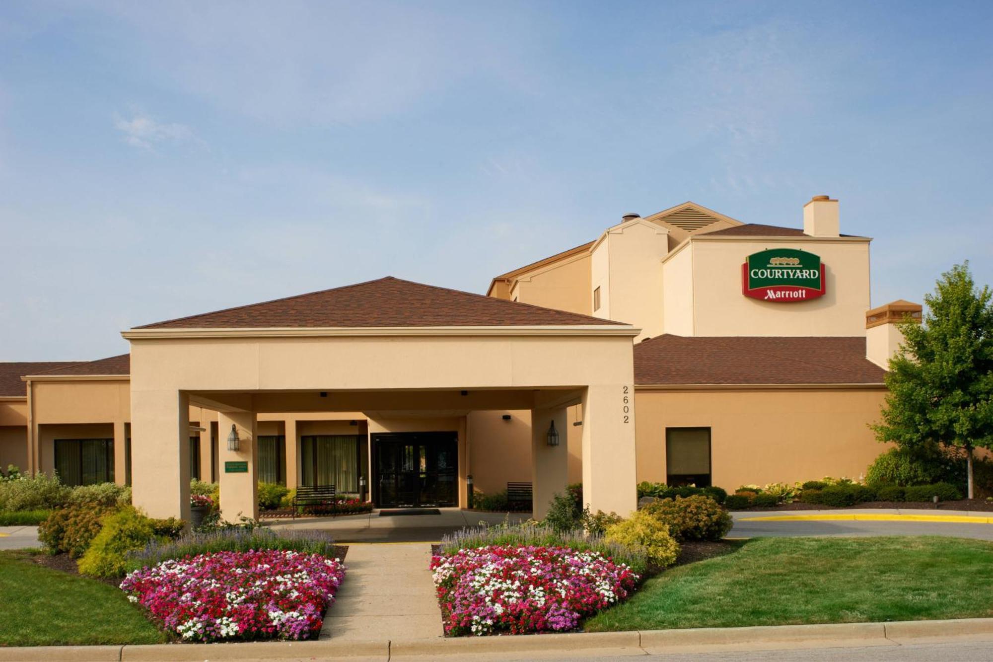 Courtyard By Marriott Indianapolis Airport Hotel Exterior photo