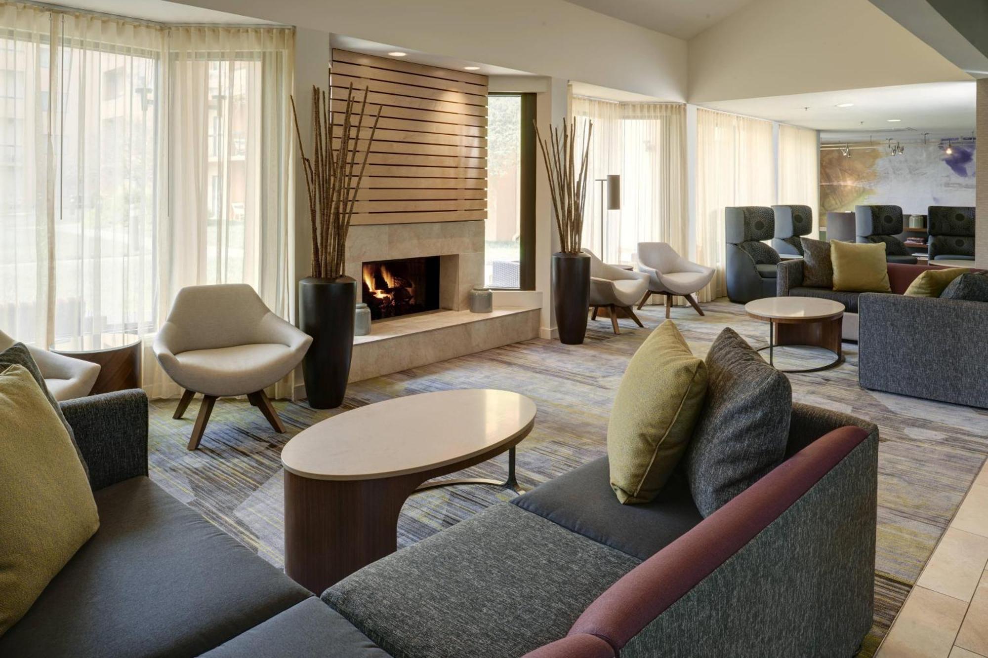 Courtyard By Marriott Indianapolis Airport Hotel Exterior photo