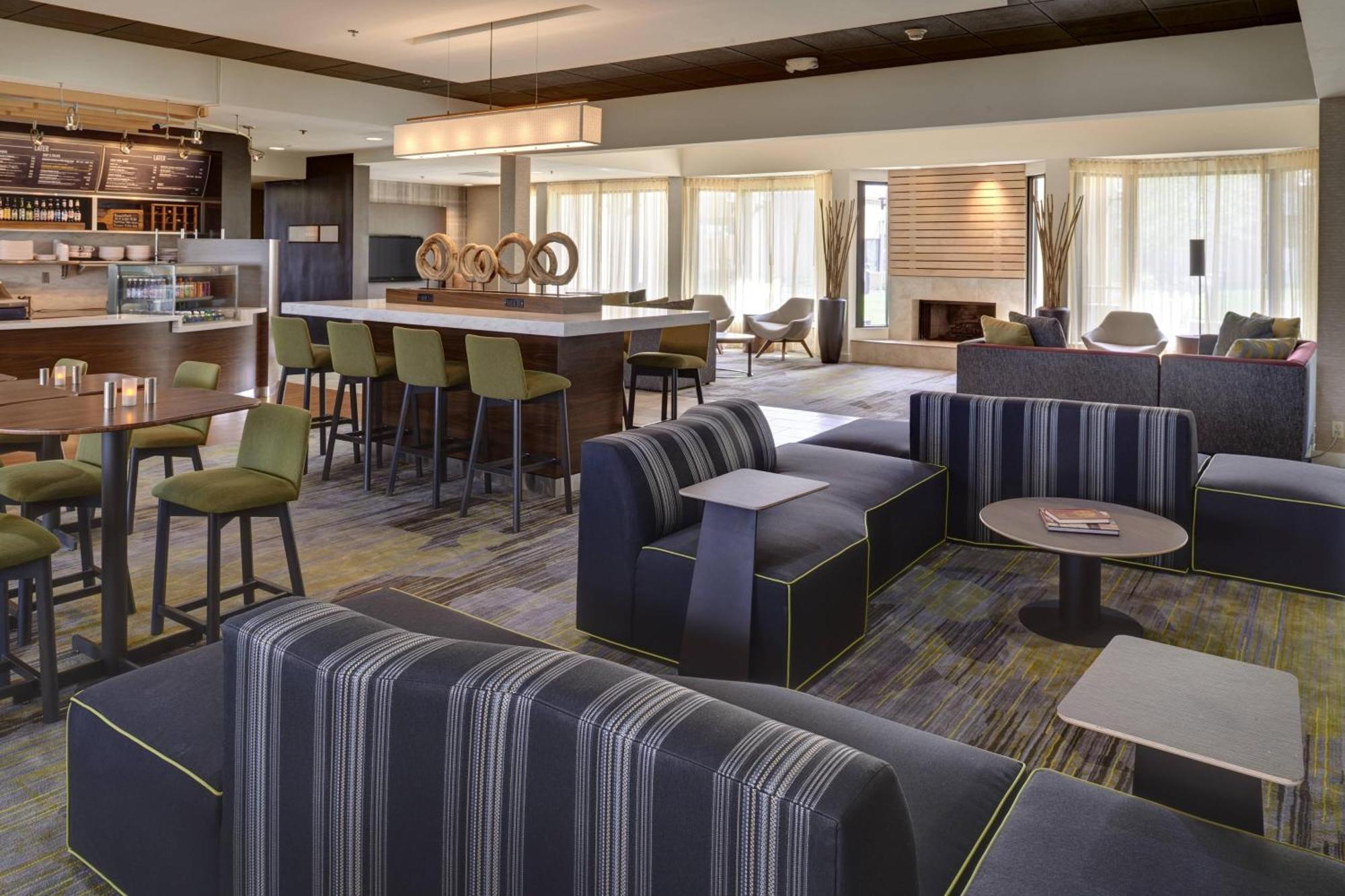 Courtyard By Marriott Indianapolis Airport Hotel Exterior photo